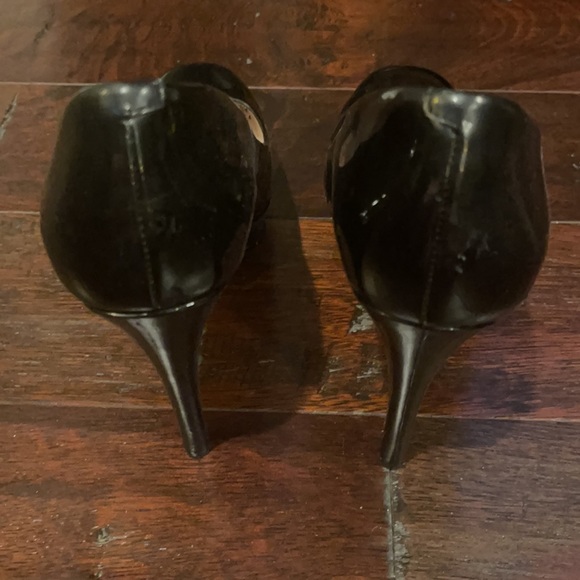 Gently Loved Vince Camuto Patent Heels - Picture 4 of 8